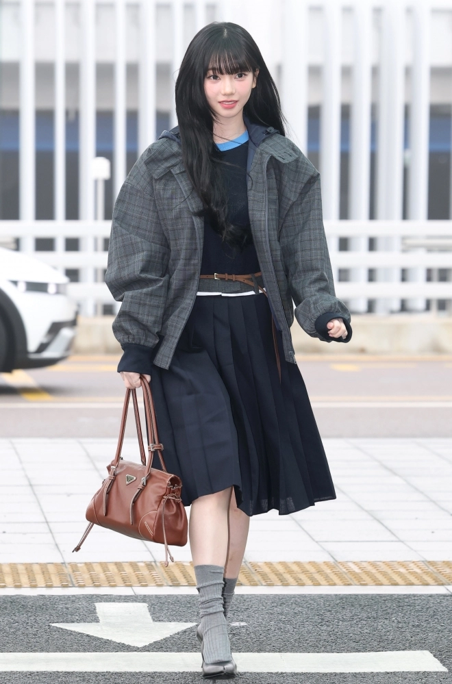 에스파 카리나가 해외 일정을 위해 16일 인천국제공항을 통해 밀라노로 출국하고 있다. <br>뉴스1