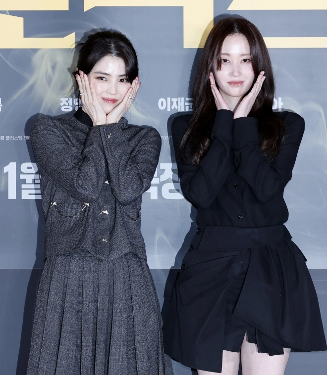 배우 한소희(왼쪽), 전종서가 8일 오전 서울 송파구 롯데시네마 월드타워점에서 열린 영화 ‘프로젝트 Y’(감독 이환) 언론시사회에서 포즈를 취하고 있다. 2026.01.08. 뉴시스