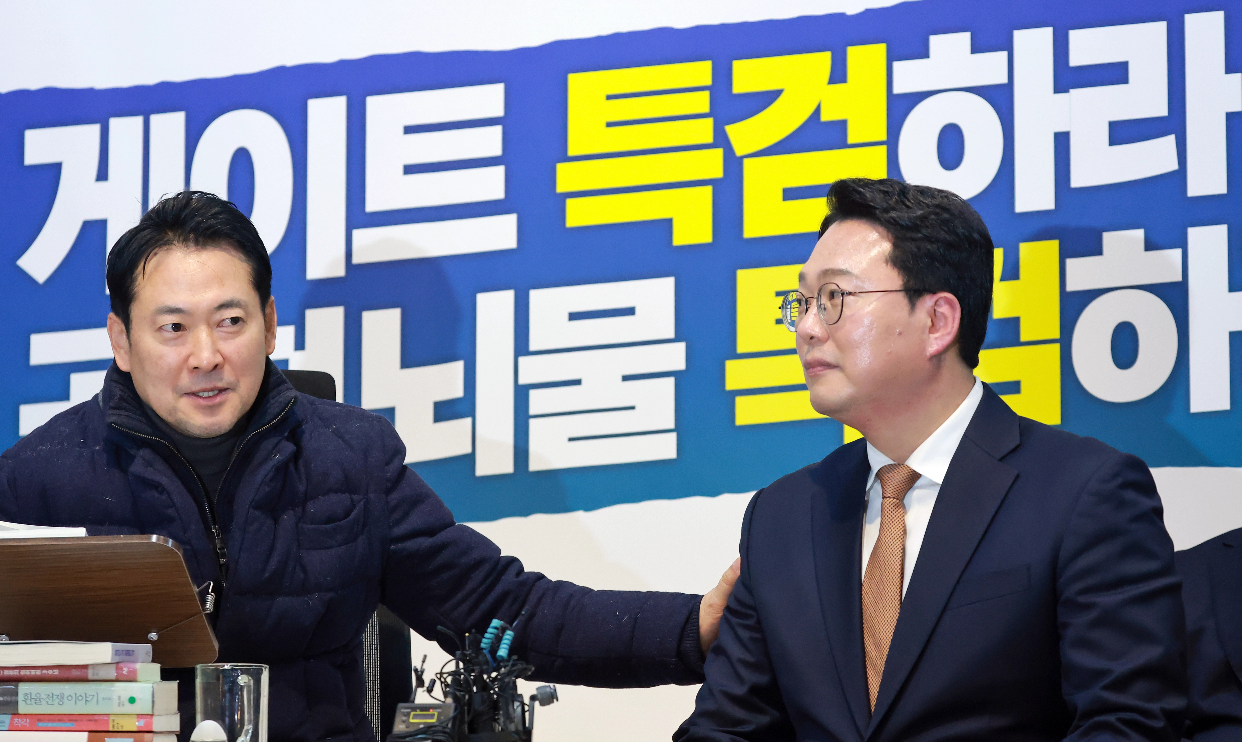 대화하는 국민의힘 장동혁 대표와 개혁신당 천하람 원내대표  통일교의 정치권 로비 의혹, 공천헌금 의혹과 관련한 특검법 수용을 촉구하며 단식 농성하고 있는 국민의힘 장동혁 대표(왼쪽)가 16일 국회에서 2차 종합특검법안 반대 필리버스터를 마치고 로텐더홀 농성장을 방문한 개혁신당 천하람 원내대표와 대화하고 있다. 연합뉴스