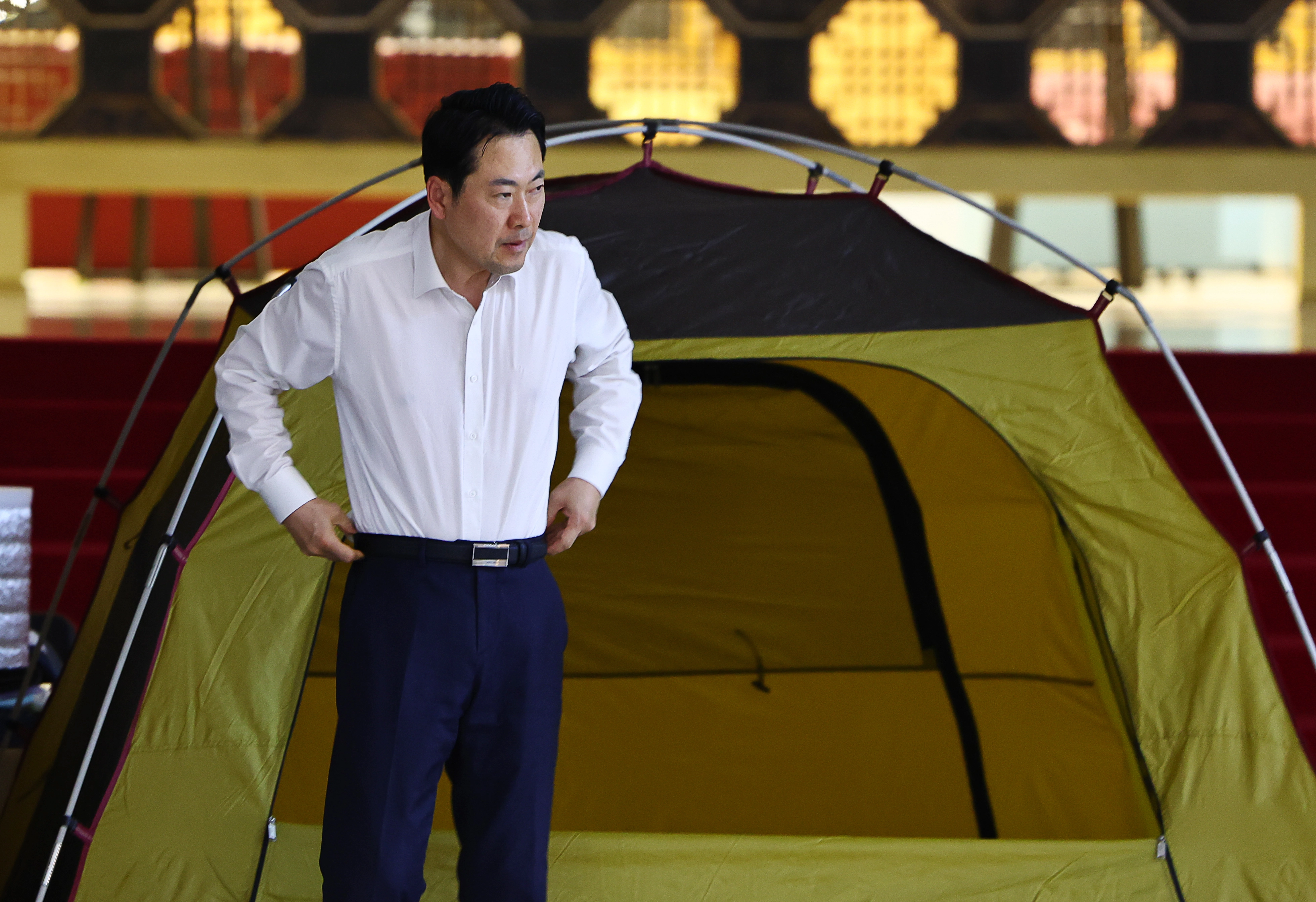 텐트에서 나오는 장동혁 대표  ‘민주당의 공천 뇌물·통일교 게이트 특검 수용’ 촉구 단식농성 중인 장동혁 국민의힘 대표가 16일 오전 서울 여의도 국회 로텐더홀 농성장에 마련된 텐트에서 나오고 있다. 뉴시스