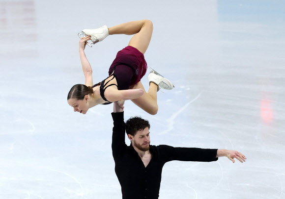 폴란드 선수들이 15일(현지시간) 영국 셰필드의 셰필드 아레나에서 열린 ‘ISU 유럽 피겨 스케이팅 선수권대회’ 페어 프리 스케이팅 경기에서 멋진 연기를 펼치고 있다. 로이터 연합뉴스