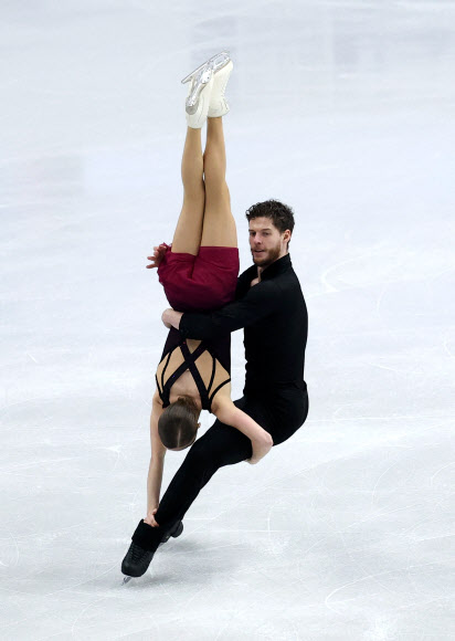 폴란드 선수들이 15일(현지시간) 영국 셰필드의 셰필드 아레나에서 열린 ‘ISU 유럽 피겨 스케이팅 선수권대회’ 페어 프리 스케이팅 경기에서 멋진 연기를 펼치고 있다. 로이터 연합뉴스