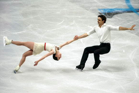 아이슬란드 선수들이 15일(현지시간) 영국 셰필드의 셰필드 아레나에서 열린 ‘ISU 유럽 피겨 스케이팅 선수권대회’ 페어 프리 스케이팅 경기에서 멋진 연기를 펼치고 있다. AFP 연합뉴스