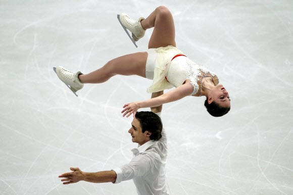 아이슬란드 선수들이 15일(현지시간) 영국 셰필드의 셰필드 아레나에서 열린 ‘ISU 유럽 피겨 스케이팅 선수권대회’ 페어 프리 스케이팅 경기에서 멋진 연기를 펼치고 있다. AFP 연합뉴스