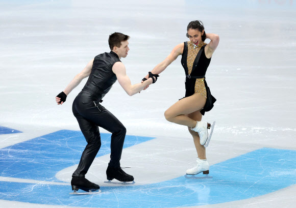 프랑스 선수들이 15일(현지시간) 영국 셰필드의 셰필드 아레나에서 열린 ‘ISU 유럽 피겨 스케이팅 선수권대회’ 페어 프리 스케이팅 경기에서 멋진 연기를 펼치고 있다. 로이터 연합뉴스