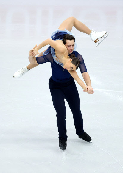 영국 선수들이 15일(현지시간) 영국 셰필드의 셰필드 아레나에서 열린 ‘ISU 유럽 피겨 스케이팅 선수권대회’ 페어 프리 스케이팅 경기에서 멋진 연기를 펼치고 있다. 로이터 연합뉴스