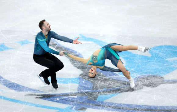 조지아 선수들이 15일(현지시간) 영국 셰필드의 셰필드 아레나에서 열린 ‘ISU 유럽 피겨 스케이팅 선수권대회’ 페어 프리 스케이팅 경기에서 멋진 연기를 펼치고 있다. 로이터 연합뉴스