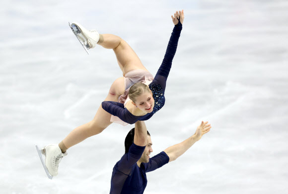 독일 선수들이 15일(현지시간) 영국 셰필드의 셰필드 아레나에서 열린 ‘ISU 유럽 피겨 스케이팅 선수권대회’ 페어 프리 스케이팅 경기에서 멋진 연기를 펼치고 있다. EPA 연합뉴스