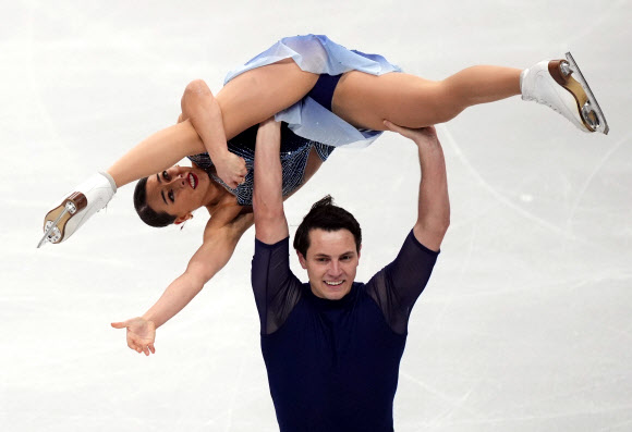 영국 선수들이 15일(현지시간) 영국 셰필드의 셰필드 아레나에서 열린 ‘ISU 유럽 피겨 스케이팅 선수권대회’ 페어 프리 스케이팅 경기에서 멋진 연기를 펼치고 있다. AP 연합뉴스