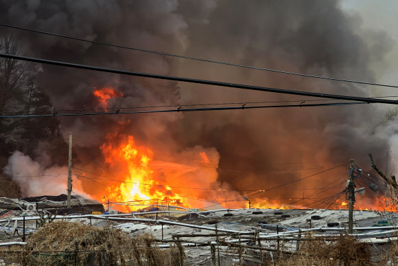 16일 오전 5시께 서울 강남구 개포동 구룡마을 4지구에서 불이 났다. 소방 당국은 인근 야산으로 불이 번질 우려가 있다고 보고 5시 10분께 대응 1단계를 발령했다. 사진은 이날 화재 현장 모습. 2026.1.16  연합뉴스