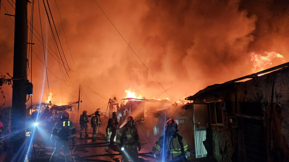 16일 오전 5시께 서울 강남구 개포동 구룡마을 4지구에서 불이 났다. 소방 당국은 인근 야산으로 불이 번질 우려가 있다고 보고 5시 10분께 대응 1단계를 발령했다. 사진은 이날 화재 현장 모습. 2026.1.16  서울소방재난본부 제공