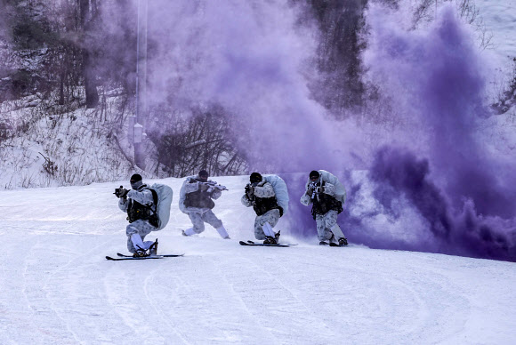 지난 14일 해병대 특수수색여단 장병들이 강원 평창군 황병산 일대에서 열린 2026년 동계 설한지 훈련에서 팀단위 대형을 유지한 채 텔레마크 스키로 설상 기동을 실시하고 있다. 2026.1.16  해병대사령부 제공