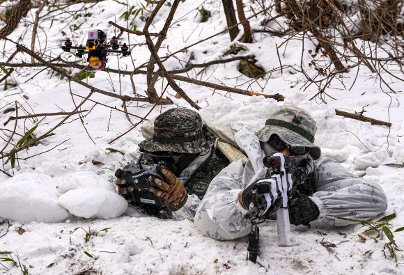 지난 14일 해병대 특수수색여단 장병이 강원 평창군 황병산 일대에서 열린 2026년 동계 설한지 훈련에서 특정 지역으로의 침투 훈련 간 목표물 타격을 위한 FPV 드론을 운용하고 있다. 2026.1.16  해병대사령부 제공