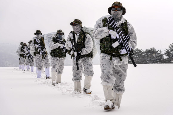 지난 15일 해병대 특수수색여단 장병들이 강원 평창군 황병산 일대에서 열린 2026년 동계 설한지 훈련에서 팀 단위 대형을 유지한 채 설상 기동 및 은밀 침투 훈련을 실시하고 있다. 2026.1.16  해병대사령부 제공