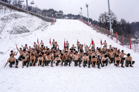 지난 15일 해병대 특수수색여단 장병들이 강원 평창군 황병산 일대에서 열린 2026년 동계 설한지 훈련에서 기념 촬영하고 있다. 2026.1.16  해병대사령부 제공