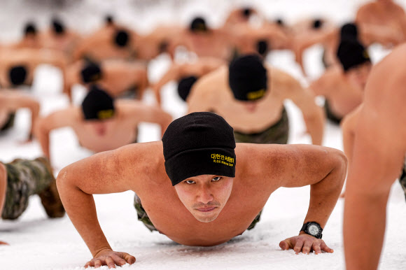 지난 15일 해병대 특수수색여단 장병들이 강원 평창군 황병산 일대에서 열린 2026년 동계 설한지 훈련에서 내한 극복을 위한 체력 단련을 실시하고 있다. 2026.1.16  해병대사령부 제공