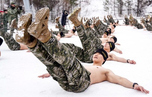 지난 15일 해병대 특수수색여단 장병들이 강원 평창군 황병산 일대에서 열린 2026년 동계 설한지 훈련에서 내한 극복을 위한 체력 단련을 실시하고 있다. 2026.1.16  해병대사령부 제공