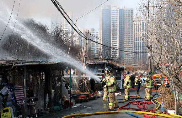 16일 서울 강남구 개포동 구룡마을에서 소방관들이 잔불을 진압하고 있다. 2026.1.16  연합뉴스