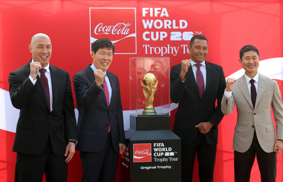 FIFA 전설적 인물인 전 브라질 축구 국가대표 선수 지우베르투 시우바가 ‘FIFA 월드컵™ 트로피 투어 by 코카-콜라’ 일정으로 방한해 차범근 전 감독, 이영표 해설위원 등과 FIFA 월드컵 오리지널 트로피 앞에서 기념 촬영을 하며 파이팅하고 있다. 왼쪽부터 차두리 감독, 차범근 전 감독, 지우베르투 시우바 전 브라질 축구 국가대표 선수, 이영표 해설위원. 2026.1.16  연합뉴스