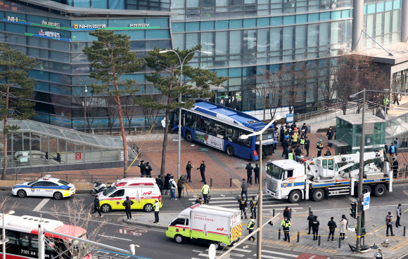 16일 서울 서대문역 사거리에서 버스가 인도로 돌진 뒤 건물에 충돌해 있다. 2026.1.16  연합뉴스