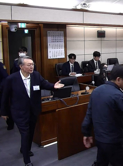 윤석열 전 대통령이 16일 서초구 서울중앙지방법원에서 열린 특수공무집행방해, 범인도피교사, 직권남용 권리행사방해 혐의 등 사건에 대한 1심 선고 공판에 출석하고 있다.  이날 재판부는 윤 전 대통령에 징역 5년을 선고했다. 2026.1.16  서울중앙지법 제공