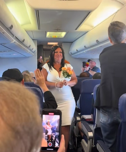 최근 미국 사우스웨스트 항공 기내에서 한 커플이 비행 중 깜짝 결혼식을 올려 화제가 되고 있다. 소셜미디어(SNS) 틱톡 캡처