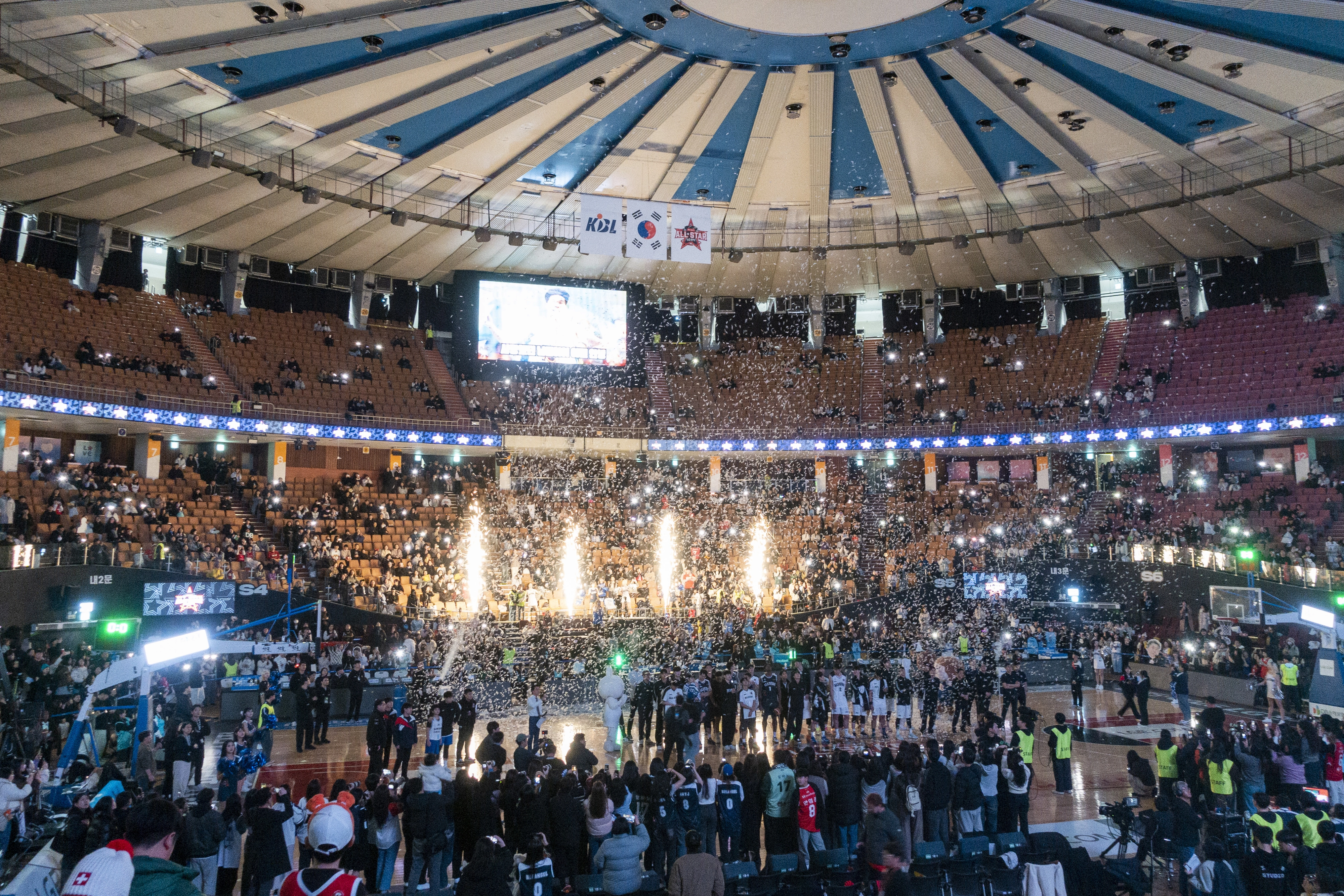 18일 서울 잠실실내체육관에서 열린 2025~26 프로농구 올스타전이 끝나고 관객들이 코트로 내려와 잠실실내체육관의 추억이 담긴 영상을 관람하고 있다. 2026.1.18 류재민 기자