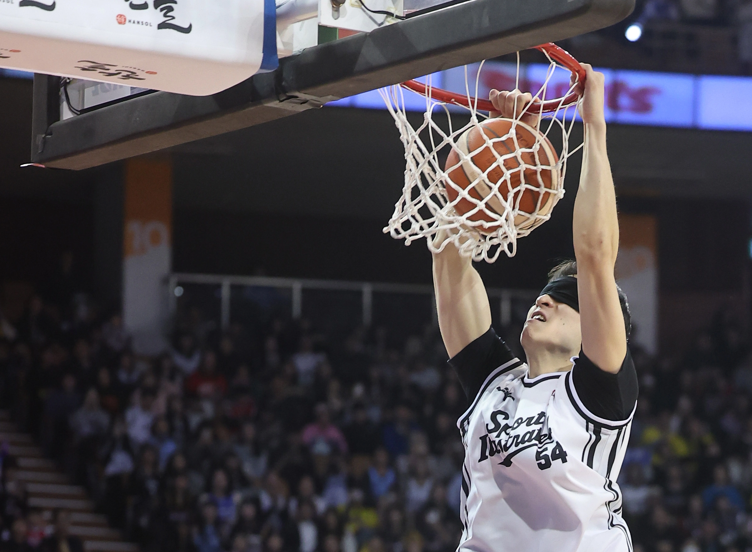 조준희가 18일 서울 잠실실내체육관에서 열린 2025~26 프로농구 올스타전 덩크 콘테스트 결승에서 눈을 가리고 덩크슛을 하고 있다. 2026.1.18 연합뉴스