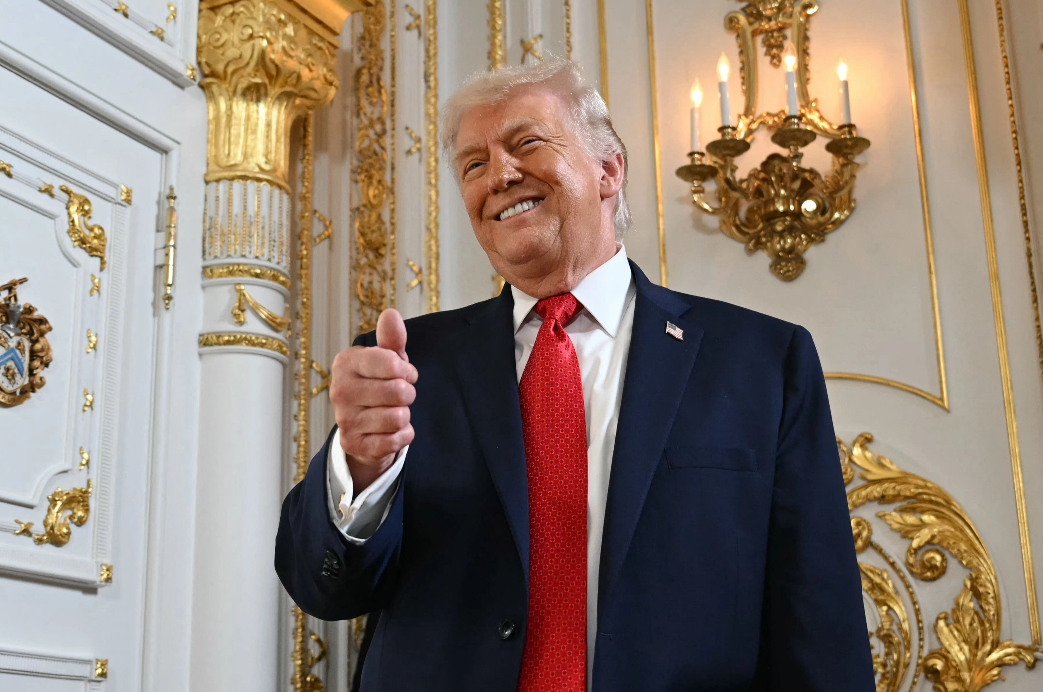 도널드 트럼프 미국 대통령이 16일(현지시간) 플로리다주 팜비치 마러라고 리조트에서 열린 도로 헌정식에 참석해 엄지손가락을 치켜들고 있다. 트럼프 대통령이 자주 이용하는 팜비치 국제공항~마러라고 리조트까지 약 6㎞ 구간 도로는 원래 ‘서던 불러바드’의 일부였지만, 플로리다주 의회에서 개명 법안이 통과되고 론 디샌티스 플로리다 주지사가 서명한 뒤 팜비치 카운티 등의 승인을 얻어 ‘대통령 도널드 J. 트럼프 불러바드(Boulevard)’로 공식 개명됐다. 2026.1.17 팜비치 AFP 연합뉴스