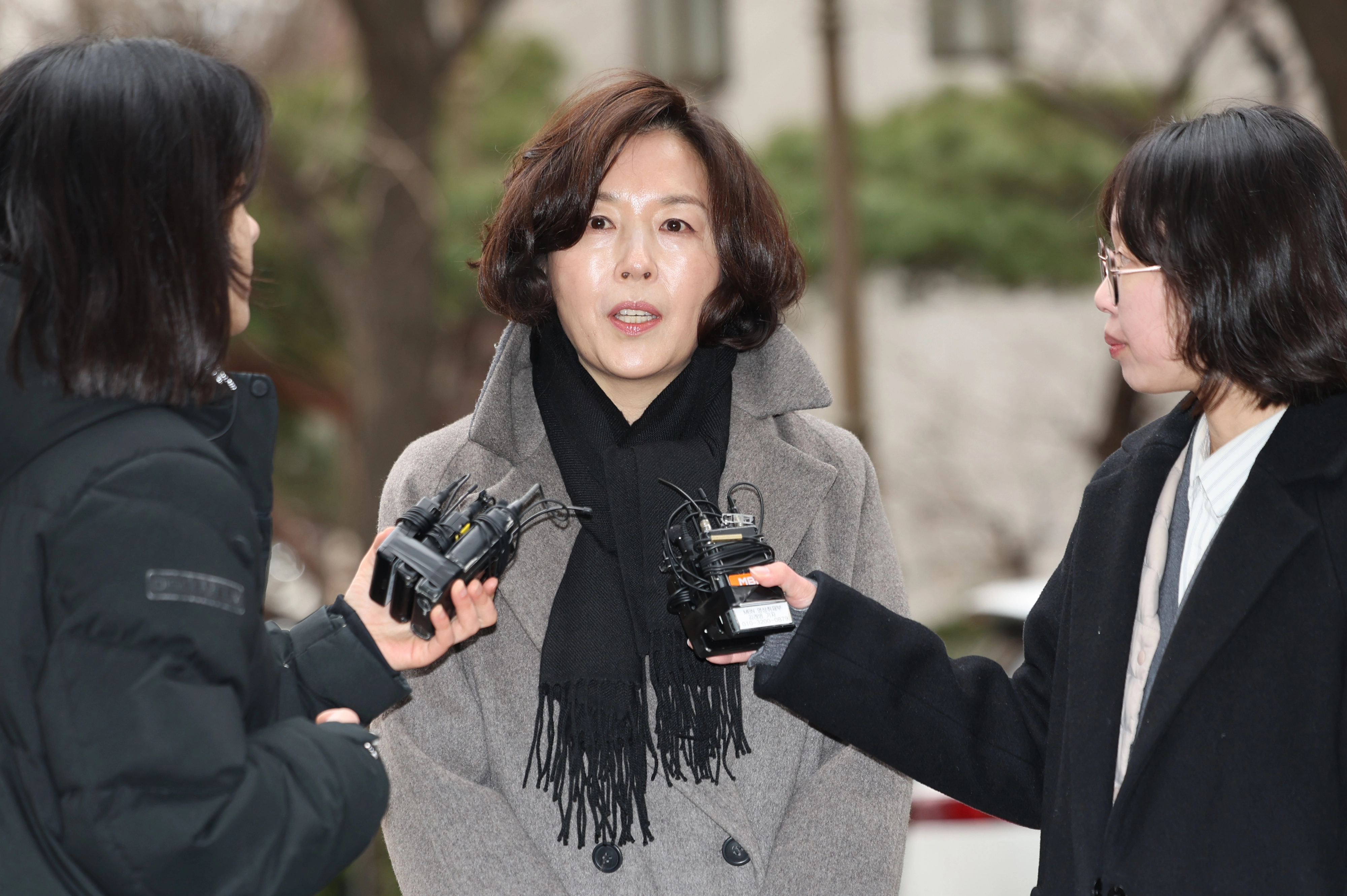 취재진 질문에 답변하는 김경 시의원  더불어민주당 출신의 무소속 강선우 의원에게 ‘공천헌금’ 1억원을 전달한 혐의를 받는 김경 서울시의원이 피의자 신분으로 조사를 받기 위해 18일 서울경찰청 공공범죄수사대로 출석하면서 취재진 질문에 답변하고 있다.  연합뉴스