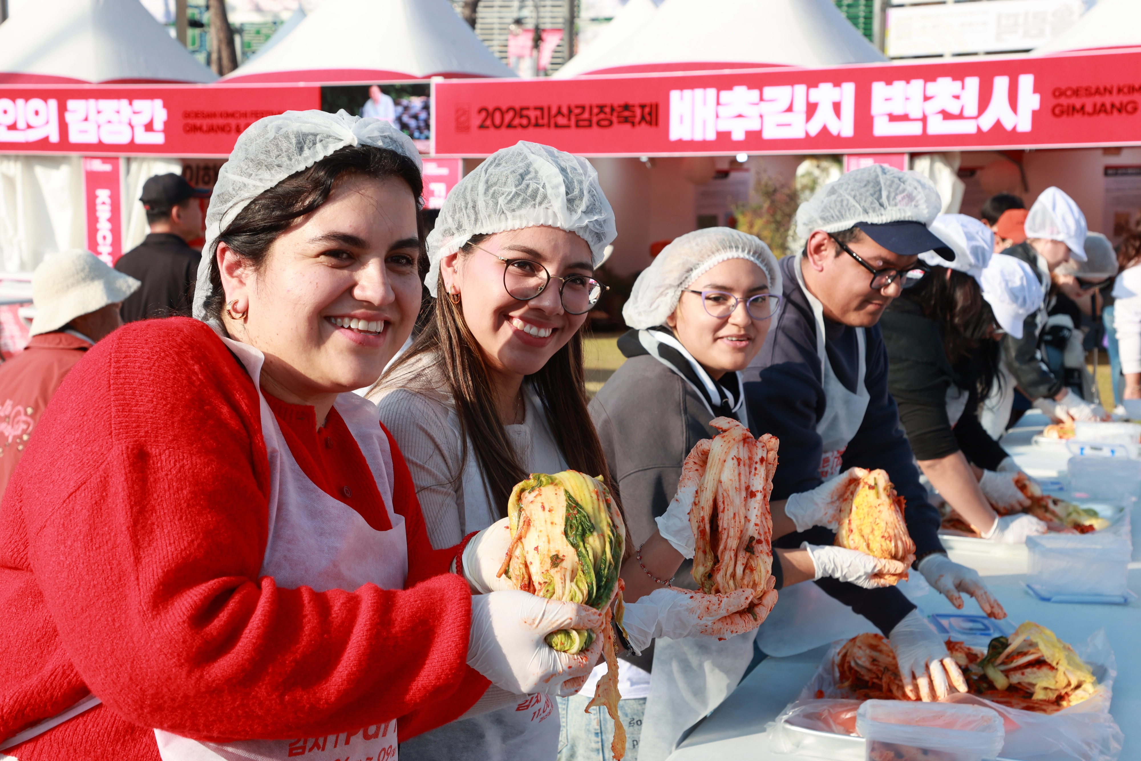 지난해 11월 괴산김장축제 팸투어에 초청받은 국내 거주 외국인들이 김장 체험을 하며 활짝 웃고 있다. 
괴산군 제공