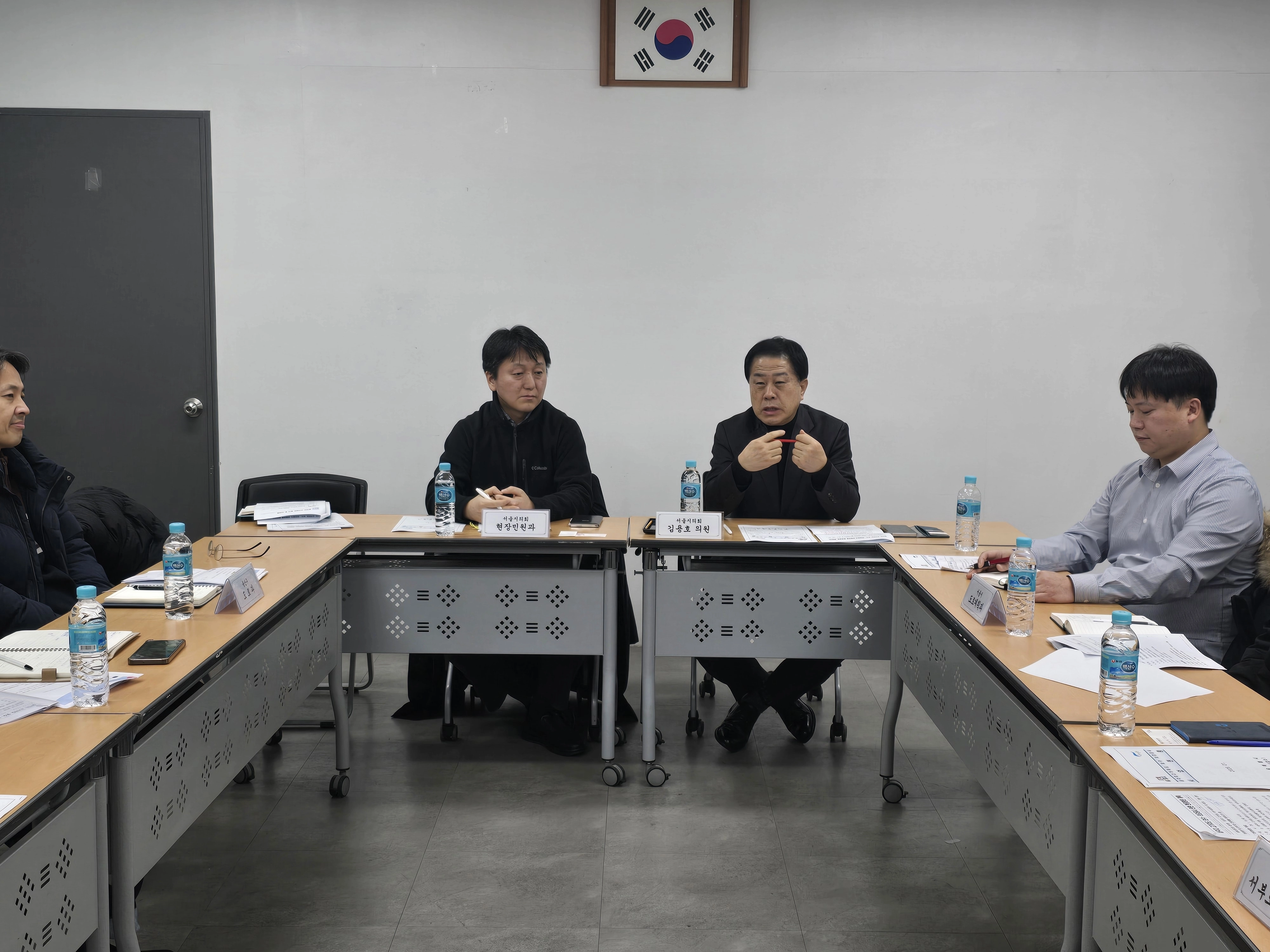 김용호(오른쪽) 서울시의원이 지난 15일 오후 용산구 삼각지 고가차도 보수·보강 등 민원 현장을 방문했고 민원해결 대책 방안에 대해 서울시·서울시설공단·용산구 등 관계부서·민원을 제기한 주민들과 논의하고 있다.