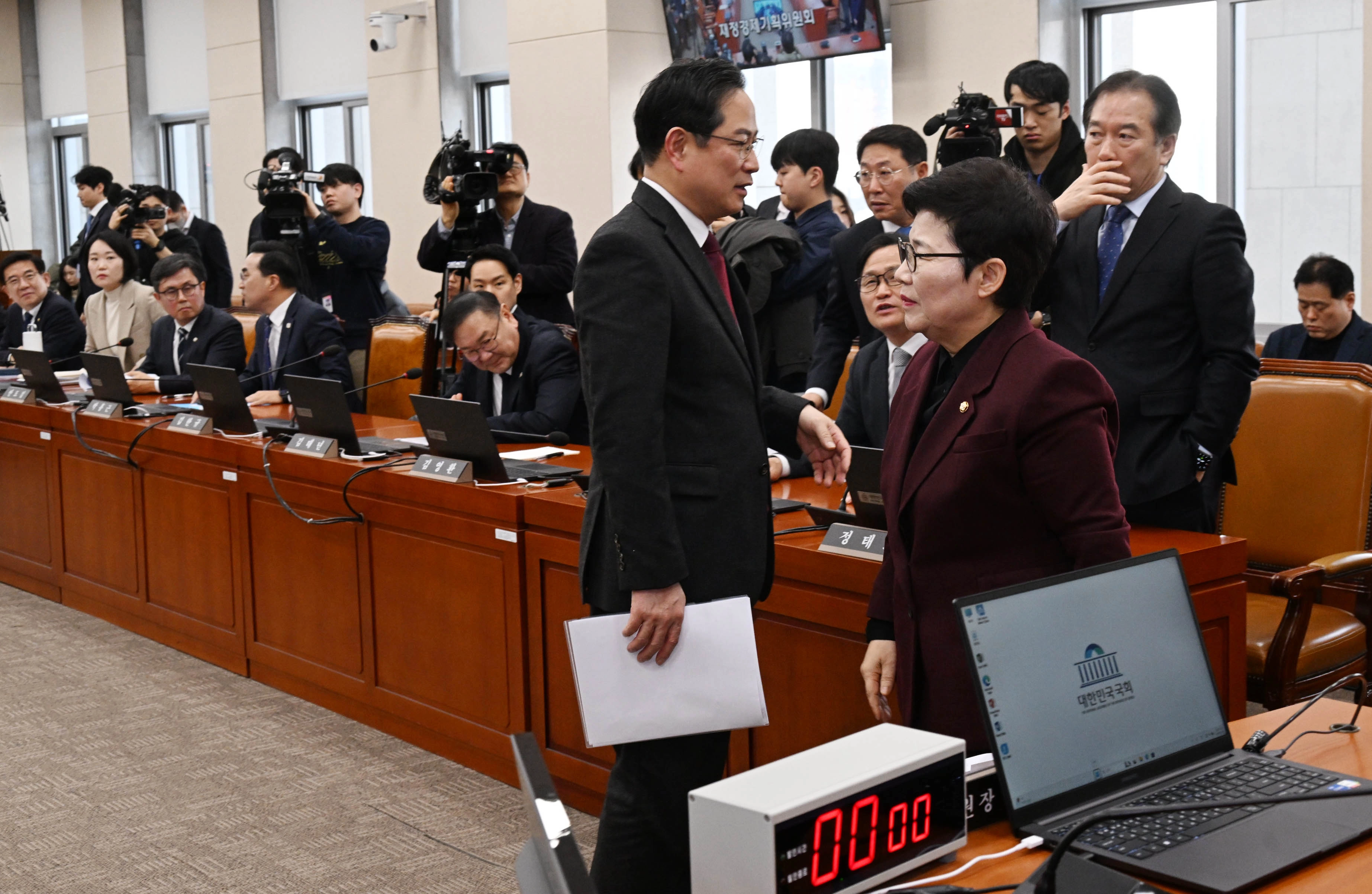 19일 서울 여의도 국회에서 열린 재정경제기획위원회 전체회의에 이혜훈 기획예산처 장관 후보자 좌석이 비어 있다. 이날 재정기획위에서는 이혜훈 후보자 인사청문회가 열리기로 예정돼 있었지만, 청문 자료 제출을 둘러싼 여야 갈등으로 전체회의는 개회한 채 인사청문회 상정이 되지 않아 청문회가 열리지 못하고 정회가 되고 있다. 2026.1.19 안주영 전문기자