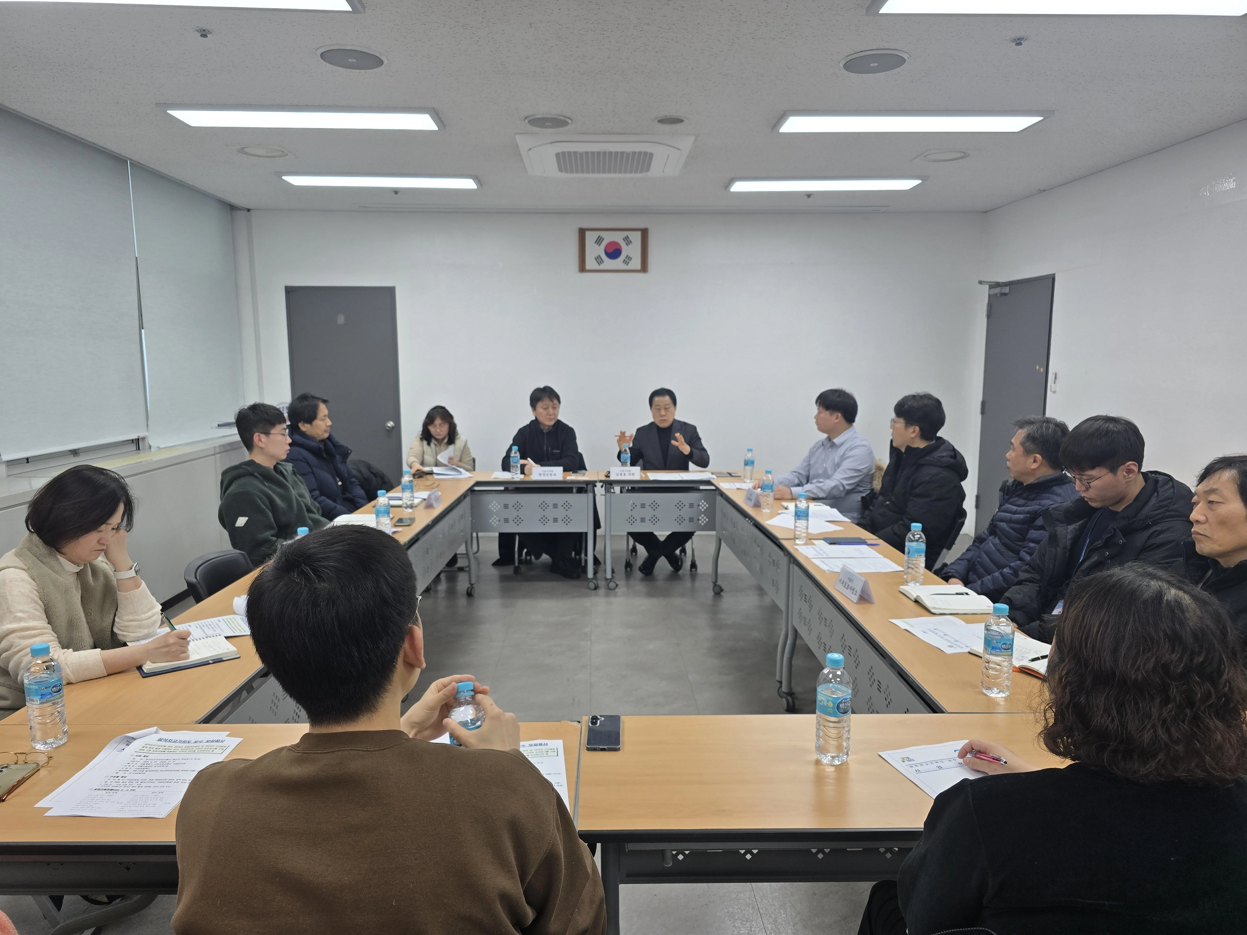 지난 15일 오후 용산구 삼각지 고가차도 보수ㆍ보강 등 민원 현장을 방문한 김용호 서울시의원(오른쪽)이 민원해결 대책 방안에 대해 서울시, 서울시설공단, 용산구 등 관계부서, 민원을 제기한 주민들과 회의를 진행하고 있다.