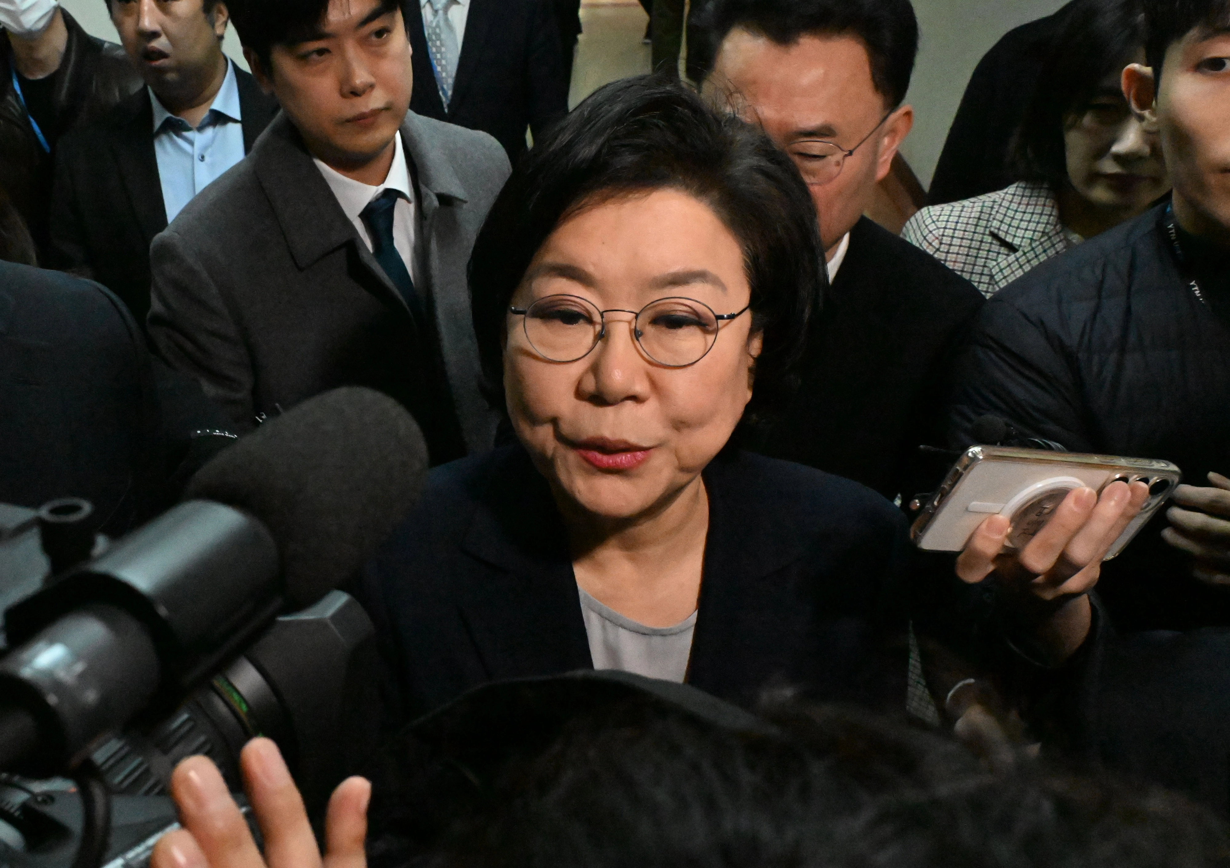 국회 재정경제기획위원회의 인사청문회가 파행된 19일 이혜훈 기획예산처 장관 후보자가 국회에서 취재진의 질문을 받으며 이동하고 있다.
안주영 전문기자