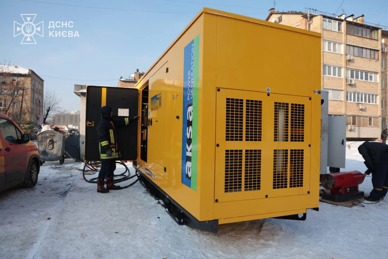 11일(현지시간) 우크라이나 비상사태청은 수도 키이우 아파트 단지 내에 한국이 지원한 발전기를 설치했다고 밝혔다. 앞서 박기창 주우크라이나 대사는 지난해 8월 우크라이나 비상사태청을 방문해 수송버스 3대와 중소형 발전기 100대를 전달한 바 있다. 한국국제협력단(KOICA)와 유엔사업서비스기구(UNOPS)의 지원으로 이뤄진 기증 행사에 앞서 우크라이나 측은 최전선에서 구조 활동 중 파손된 장비들을 보여주며 인도주의적 지원의 중요성을 강조했다. 2026.1.11 우크라 비상사태청