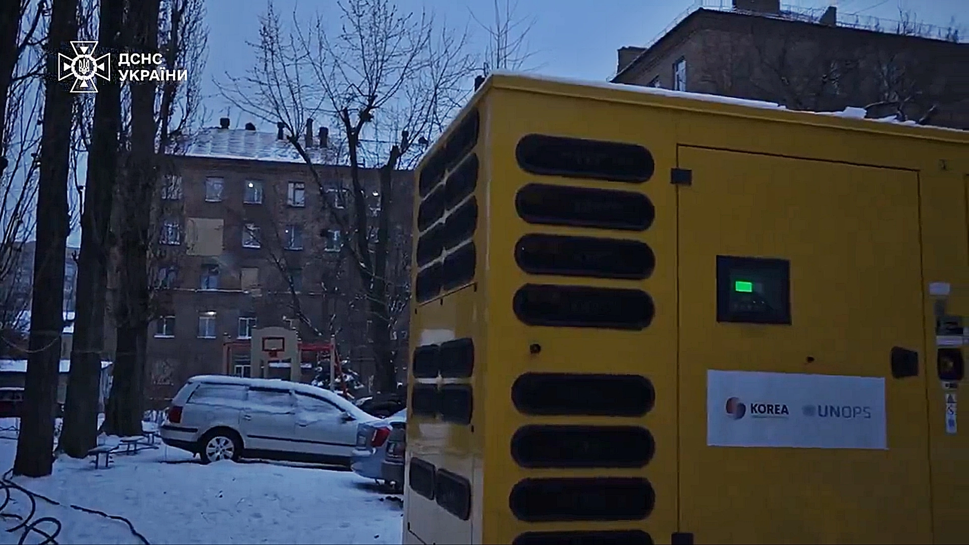 11일(현지시간) 우크라이나 비상사태청은 수도 키이우 아파트 단지 내에 한국이 지원한 발전기를 설치했다고 밝혔다. 앞서 박기창 주우크라이나 대사는 지난해 8월 우크라이나 비상사태청을 방문해 수송버스 3대와 중소형 발전기 100대를 전달한 바 있다. 한국국제협력단(KOICA)와 유엔사업서비스기구(UNOPS)의 지원으로 이뤄진 기증 행사에 앞서 우크라이나 측은 최전선에서 구조 활동 중 파손된 장비들을 보여주며 인도주의적 지원의 중요성을 강조했다. 2026.1.11 우크라 비상사태청