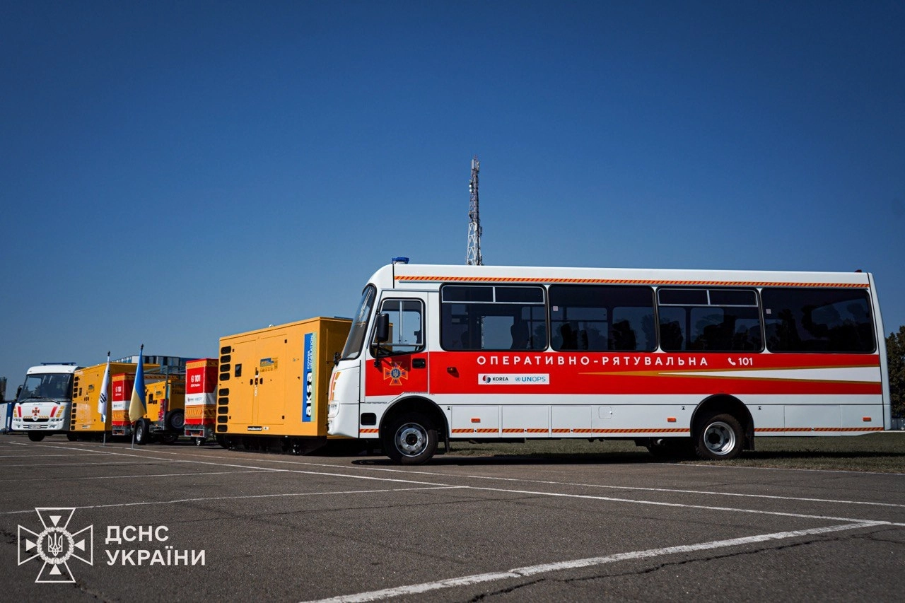 11일(현지시간) 우크라이나 비상사태청은 수도 키이우 아파트 단지 내에 한국이 지원한 발전기를 설치했다고 밝혔다. 앞서 박기창 주우크라이나 대사는 지난해 8월 우크라이나 비상사태청을 방문해 수송버스 3대와 중소형 발전기 100대를 전달한 바 있다. 한국국제협력단(KOICA)와 유엔사업서비스기구(UNOPS)의 지원으로 이뤄진 기증 행사에 앞서 우크라이나 측은 최전선에서 구조 활동 중 파손된 장비들을 보여주며 인도주의적 지원의 중요성을 강조했다. 2025.8.22 우크라 비상사태청