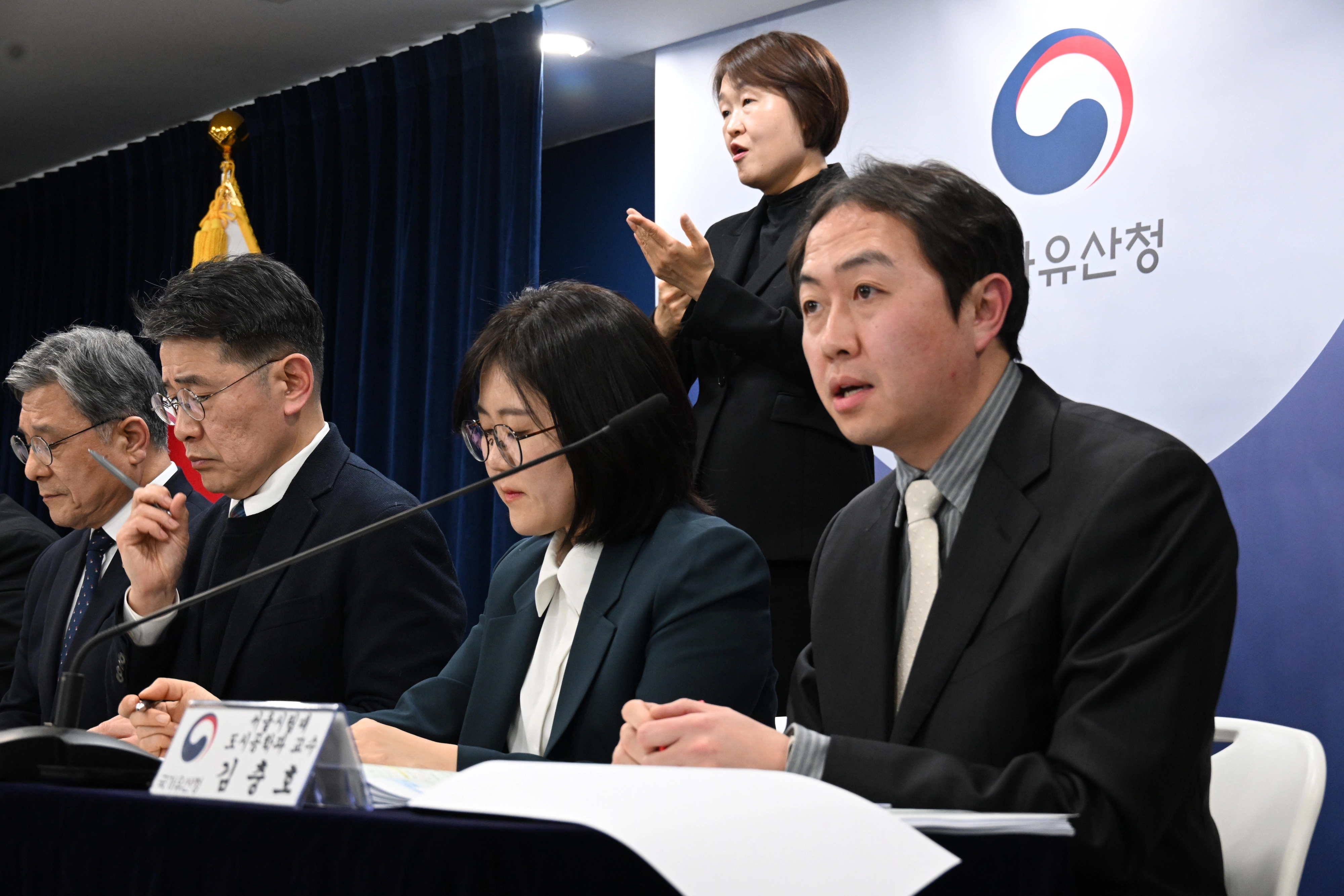 국가유산청은 19일 정부서울청사에서 전문가들과 함께 기자간담회를 열고 세계유산영향평가에 대해 설명한 가운데 김충호 서울시립대 도시공학과 교수가 이야기하고 있다.
국가유산청 제공