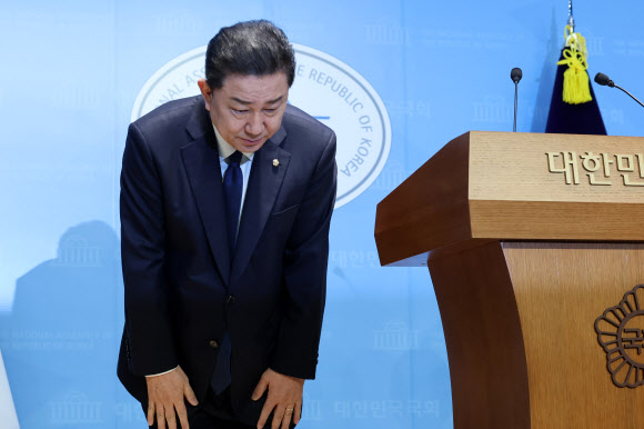 사과 인사하는 김병기 의원