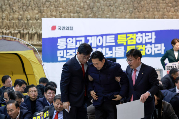 부축받으며 일어서는 장동혁 대표