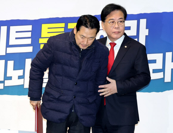 부축받는 장동혁 대표