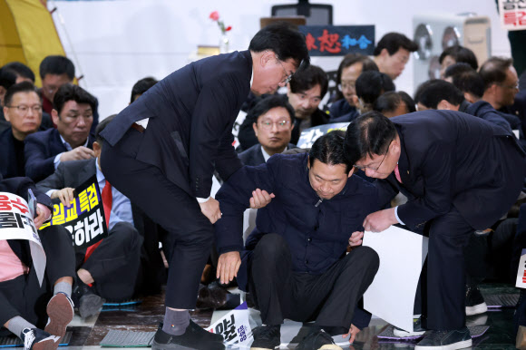 부축 받으며 일어서는 국민의힘 장동혁 대표