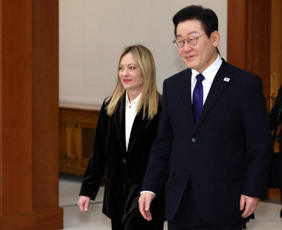 오찬장 들어서는 한-이탈리아 정상