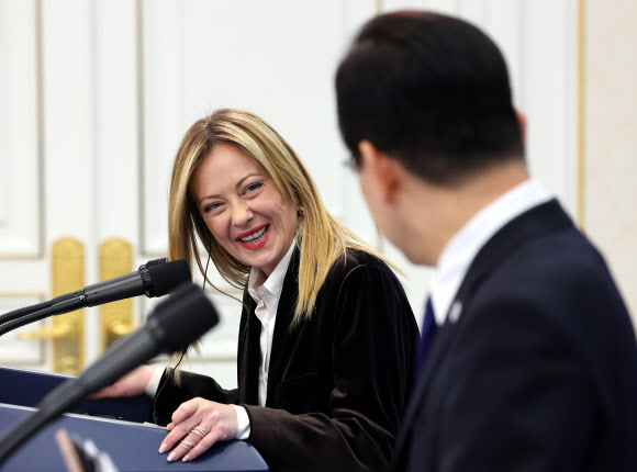 이재명 대통령 발언 듣는 조르자 멜로니 이탈리아 총리