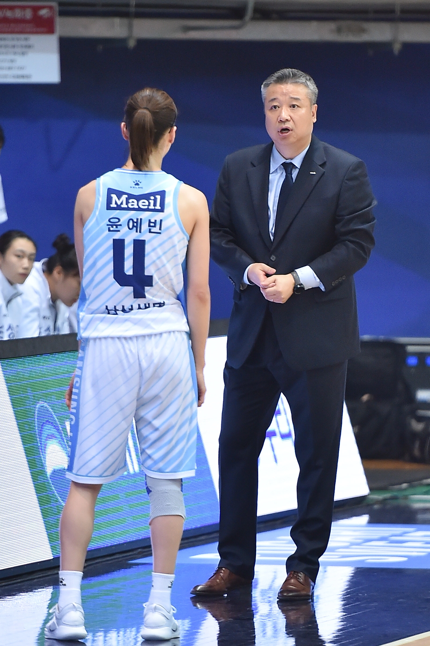 임근배 전 삼성생명 감독과 윤예빈. WKBL 제공