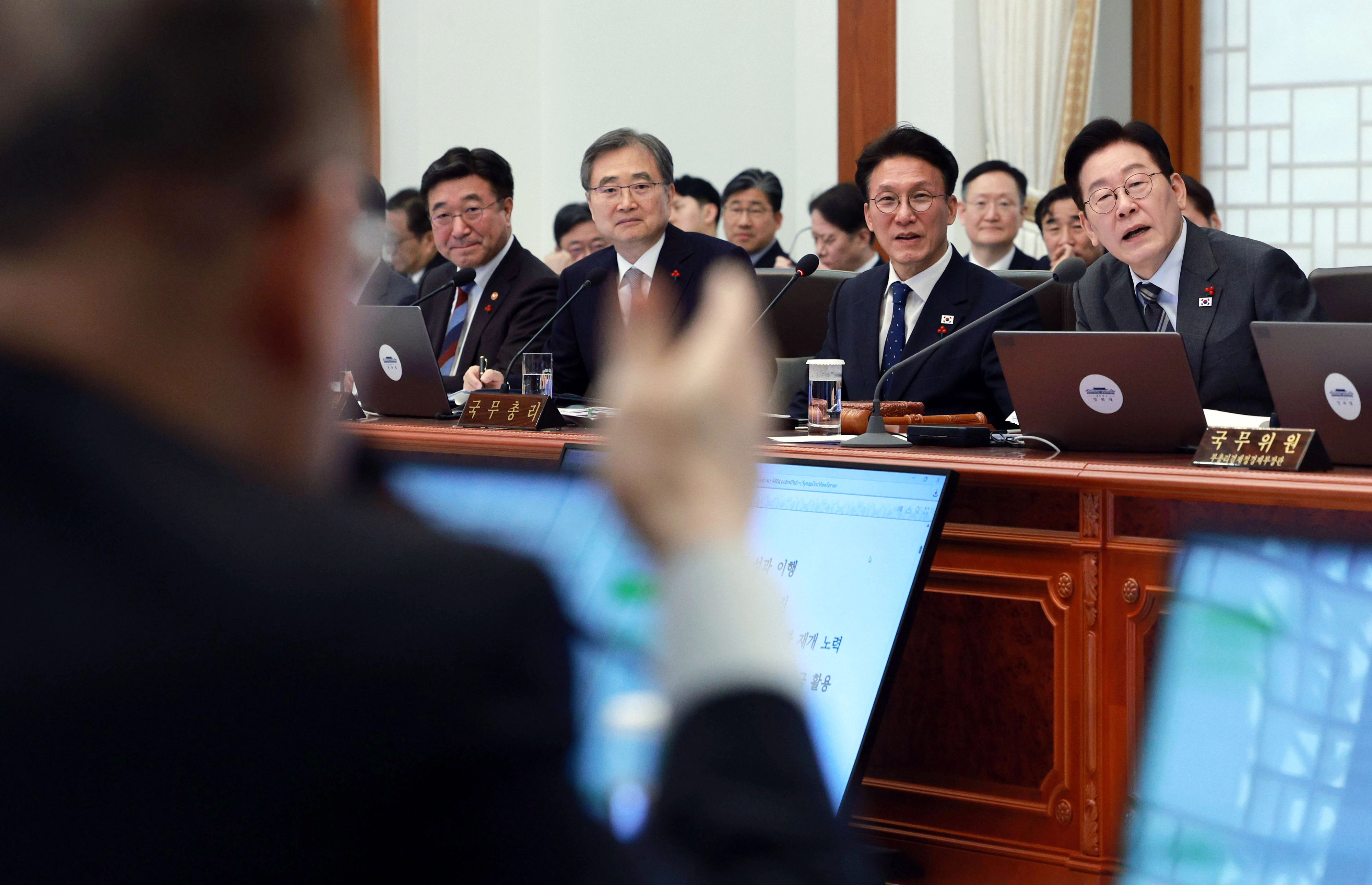 발언 듣는 이재명 대통령  이재명 대통령이 20일 청와대에서 열린 국무회의에서 위성락 국가안보실장의 발언을 듣고 있다. 이 대통령 왼쪽으로 김민석 국무총리, 조현 외교부 장관, 윤호중 행정안전부 장관. 2026.1.20 청와대통신사진기자단. 연합뉴스