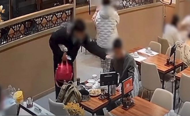 중국집에서 혼자 식사를 하는 군장병을 보고 식사값을 대신 결제한 부부의 사연이 알려지며 훈훈함을 주고 있다. 연합뉴스TV 캡처
