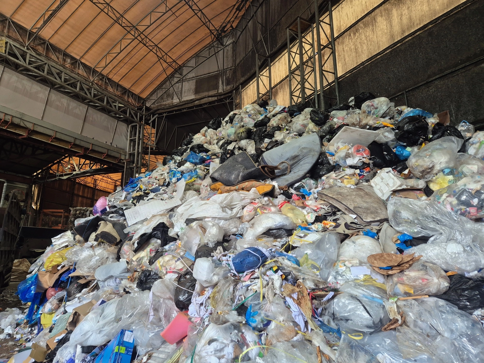 충남도가 도권 쓰레기가 유입되고 있다는 동향을 파악하고, 시군과 합동 점검반을 편성해 현장 점검을 진행했다. 도 제공