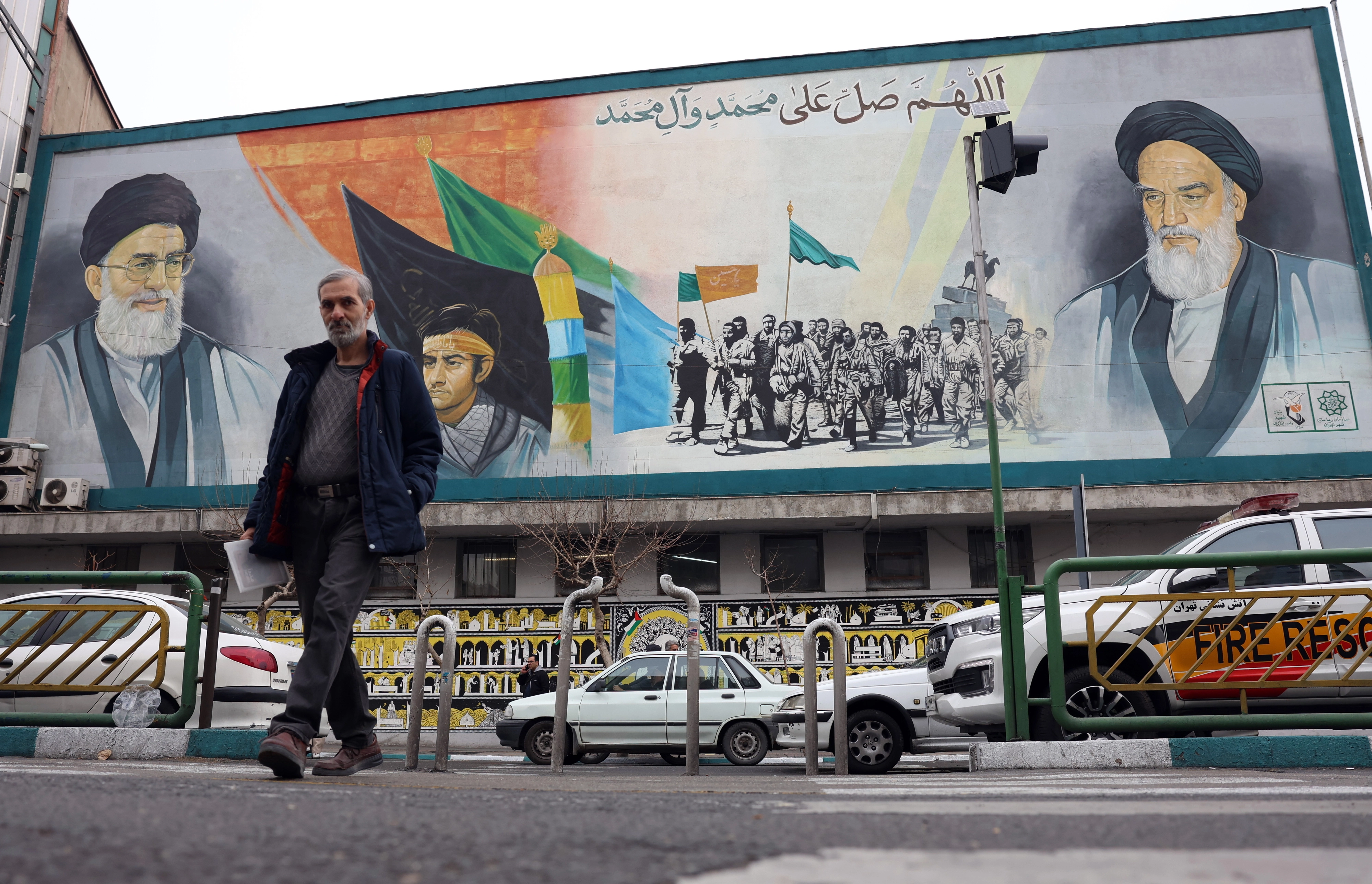 이란 최고지도자 아야톨라 알리 하메네이와 전 최고지도자 아야톨라 루홀라 호메이니의 초상화가 그려진 테헤란의 한 거리 모습.
테헤란 EPA 연합뉴스